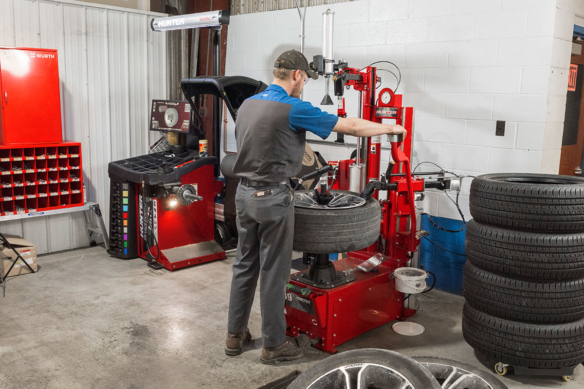 tech using bead roller on tc39 tire changer